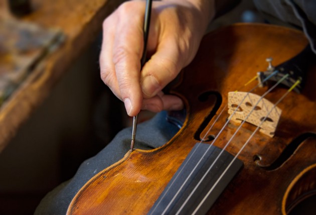 Atelier de luthier – restauration vernis